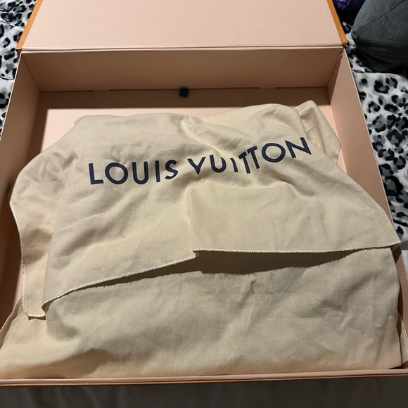 LV purse - Picture 4 of 5